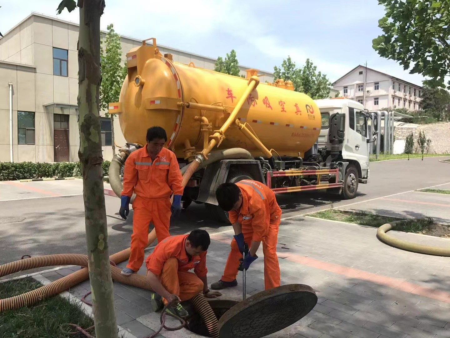神湾镇化粪池清理与5-8吨吸粪车施工效率分析